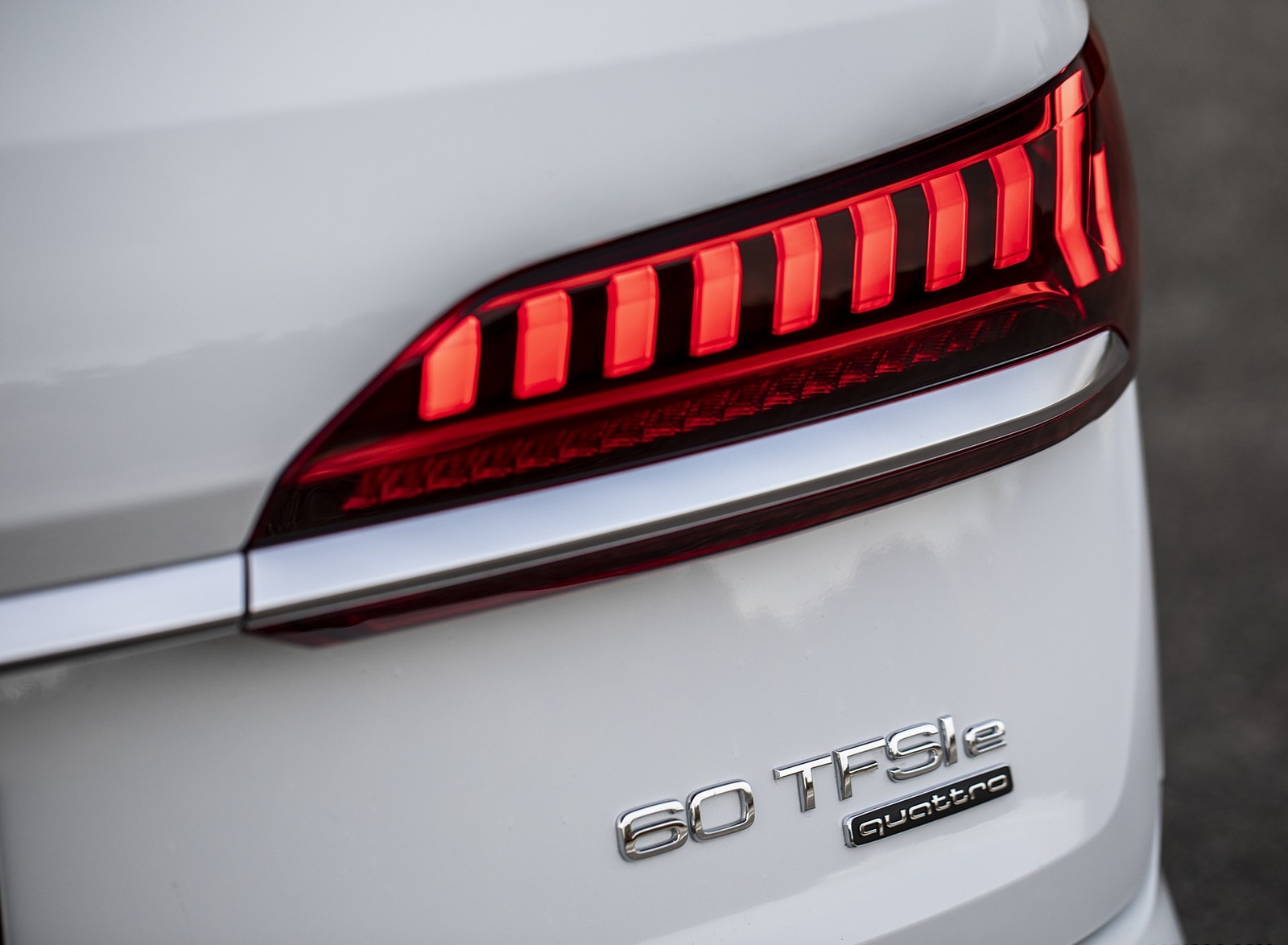 2020 Audi Q7 TFSI e quattro Plug-In Hybrid (Color: Glacier White) Tail Light Wallpapers #24 of 46