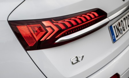 2020 Audi Q7 TFSI e quattro Plug-In Hybrid (Color: Glacier White) Tail Light Wallpapers 450x275 (23)