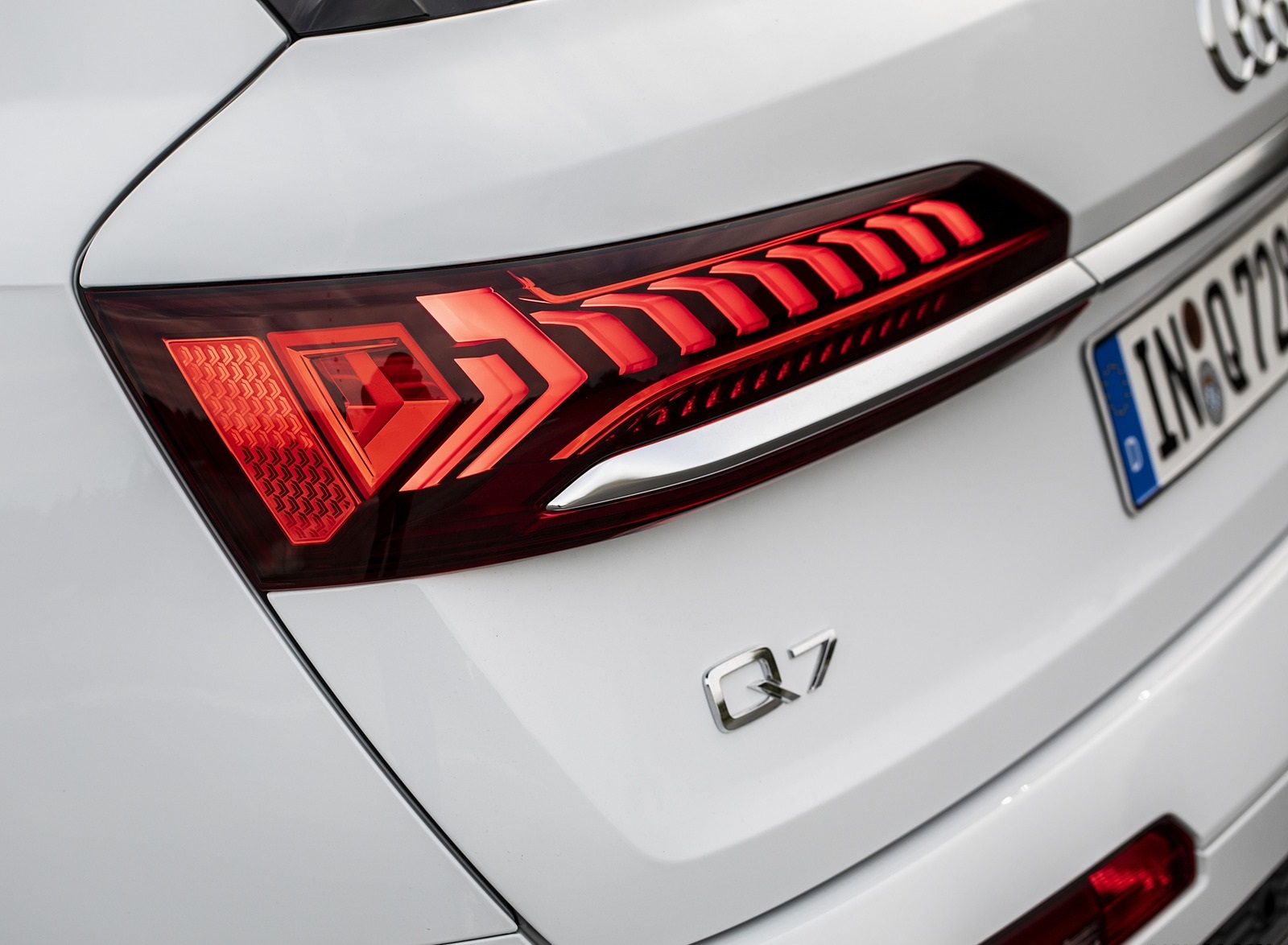 2020 Audi Q7 TFSI e quattro Plug-In Hybrid (Color: Glacier White) Tail Light Wallpapers #23 of 46
