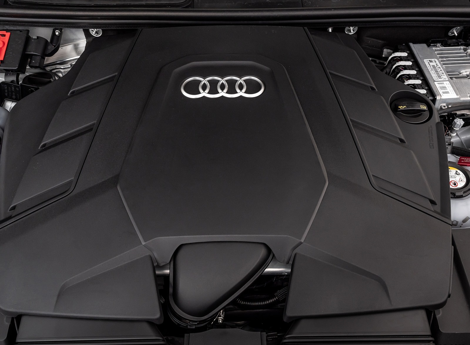 2020 Audi Q7 TFSI e quattro Plug-In Hybrid Engine Wallpapers #36 of 46