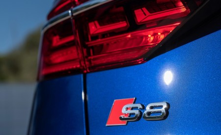 2020 Audi S8 (Color: Navarra Blue) Badge Wallpapers 450x275 (66)