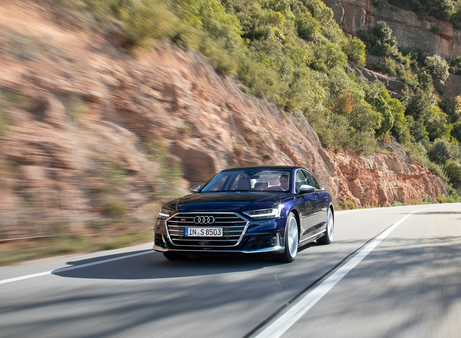 Audi s8 синяя