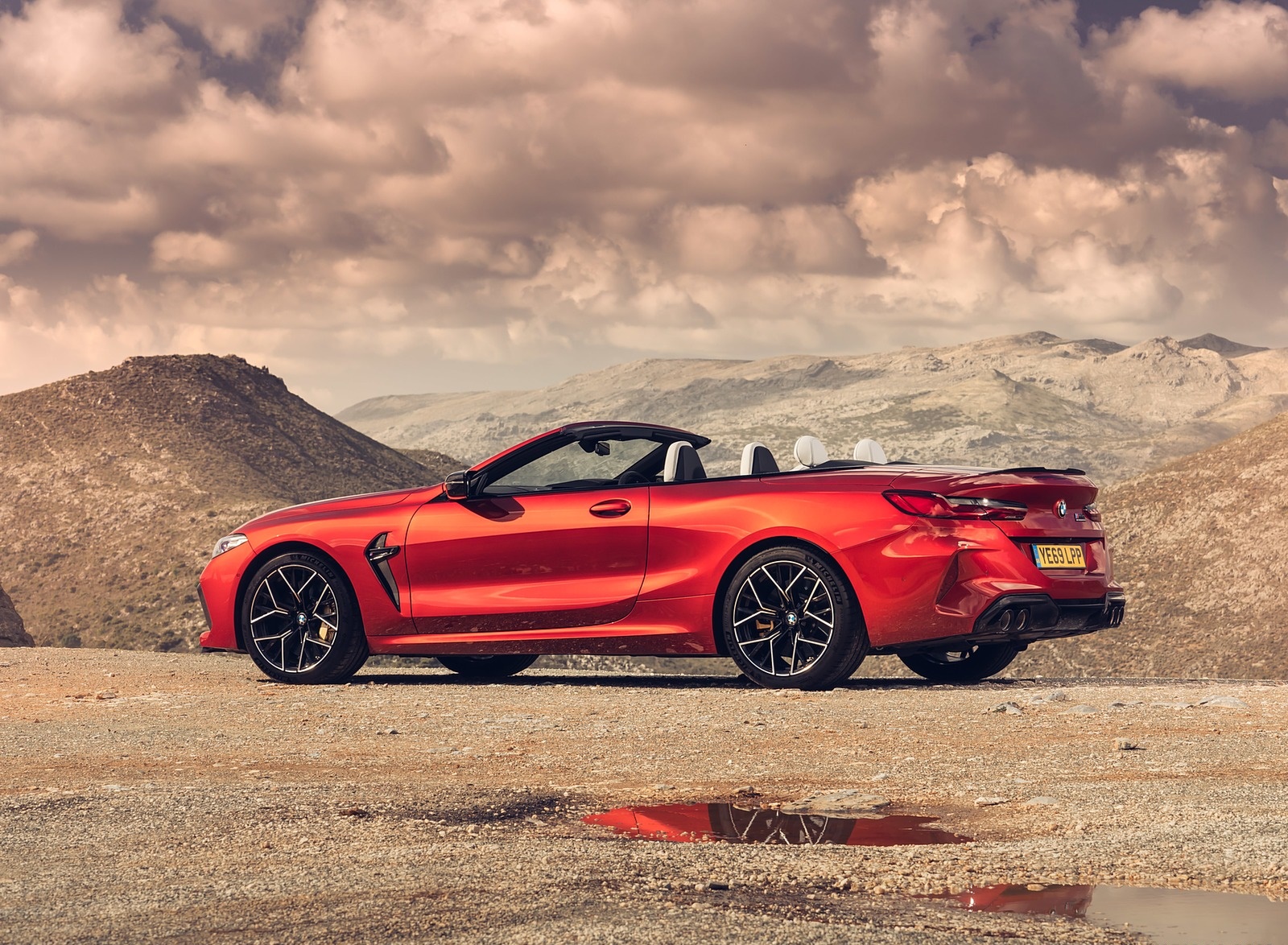 2020 BMW M8 Competition Convertible (UK-Spec) Side Wallpapers #18 of 40
