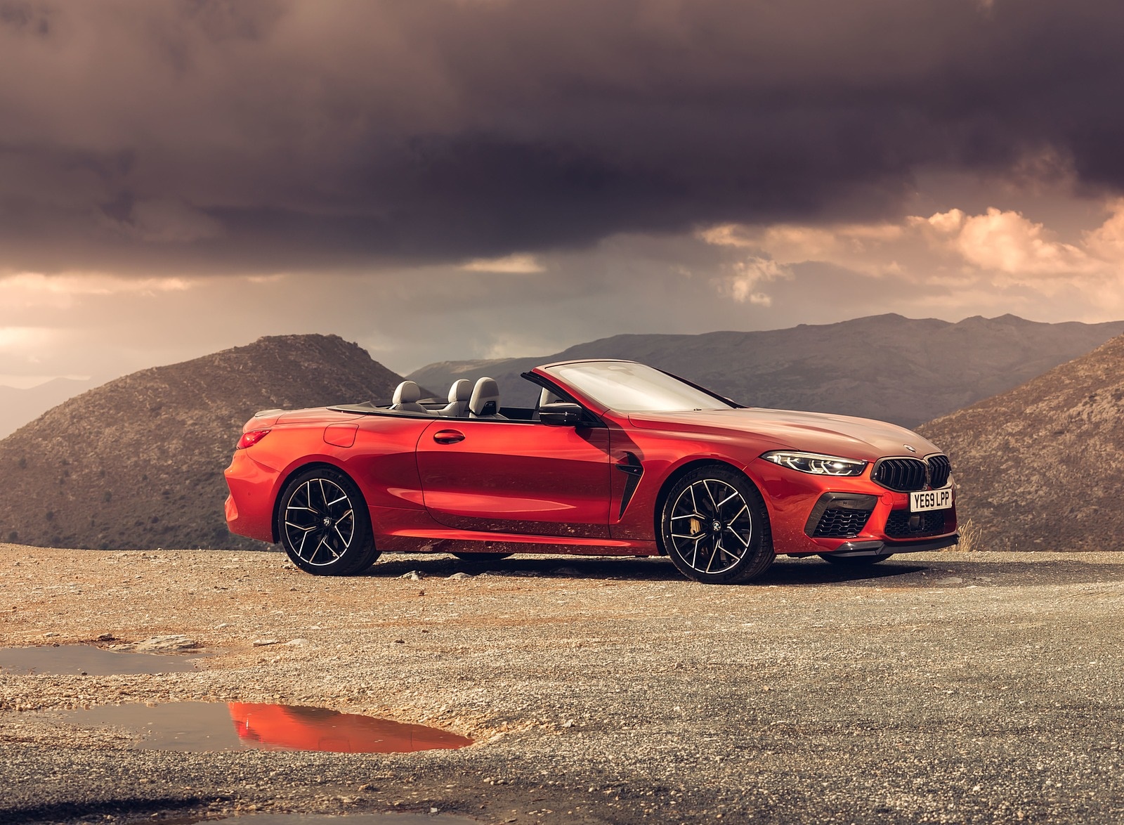 2020 BMW M8 Competition Convertible (UK-Spec) Side Wallpapers #19 of 40