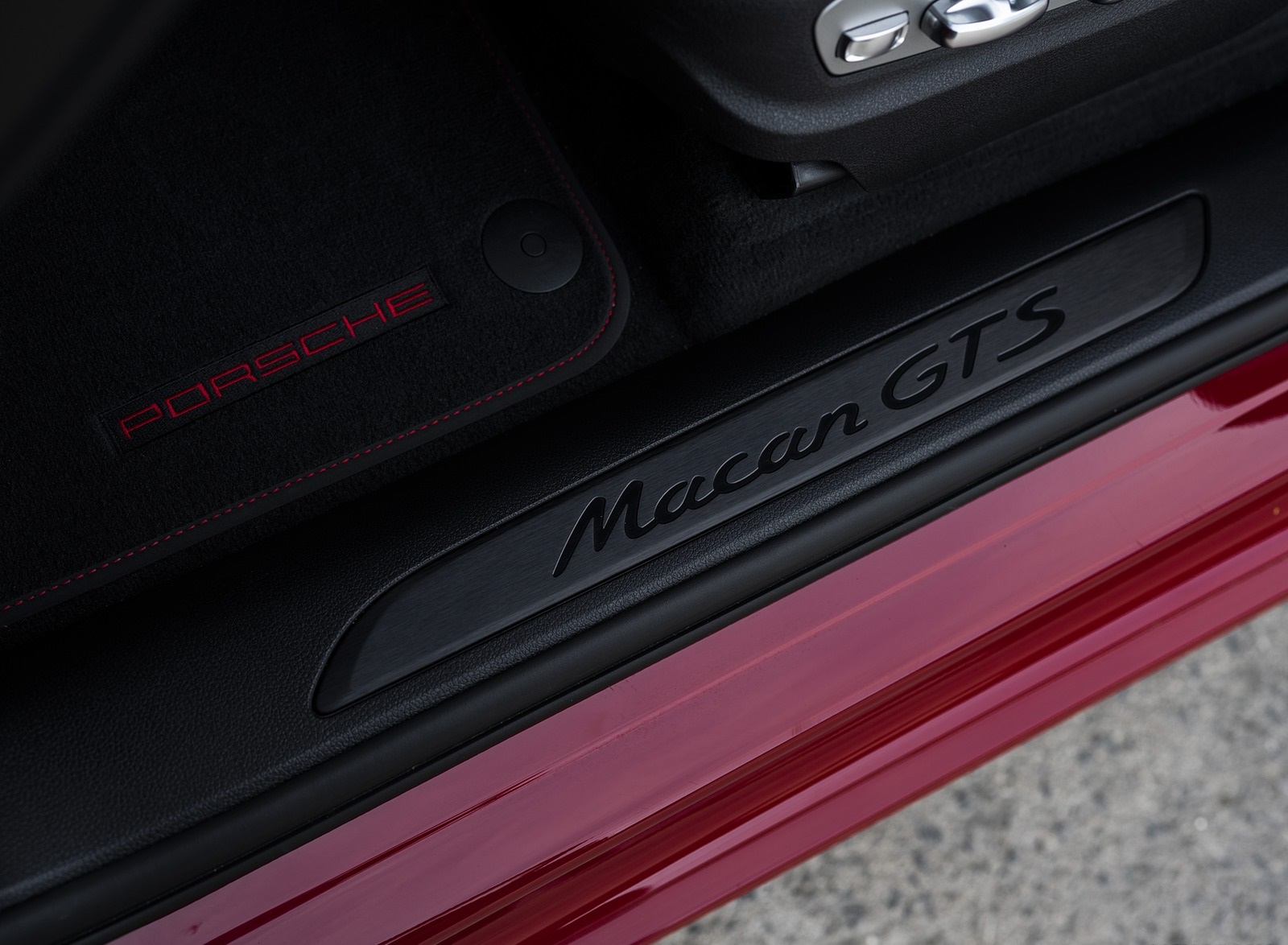 2020 Porsche Macan GTS (Color: Carmine Red) Door Sill Wallpapers #42 of 249