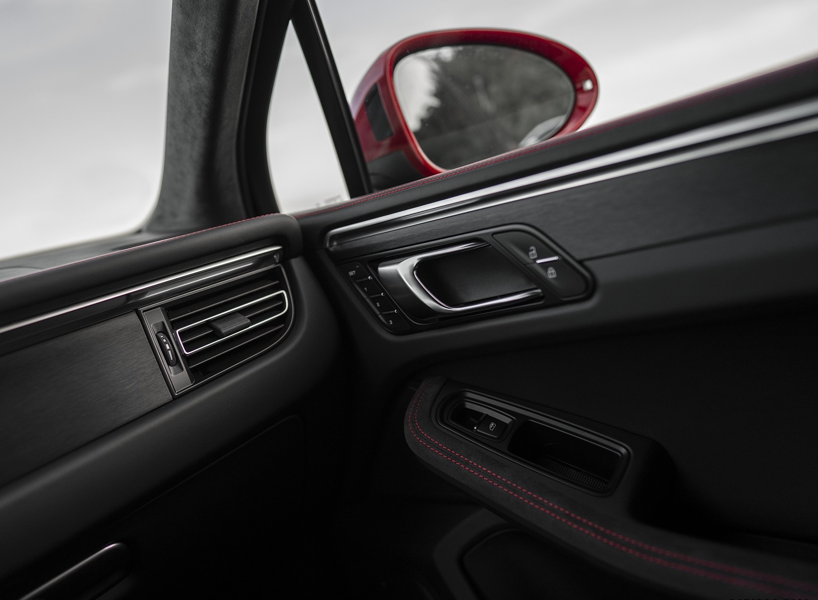 2020 Porsche Macan GTS (Color: Carmine Red) Interior Detail Wallpapers #51 of 249