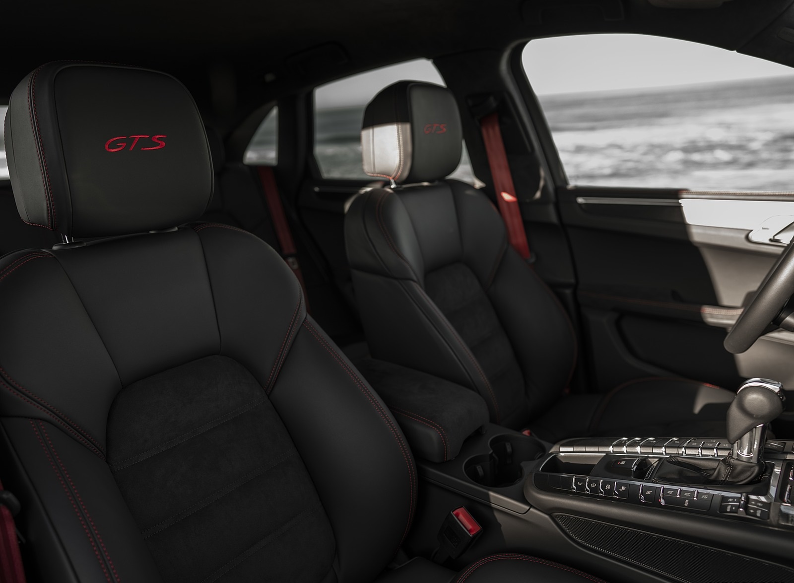 2020 Porsche Macan GTS (Color: Carmine Red) Interior Front Seats Wallpapers #48 of 249