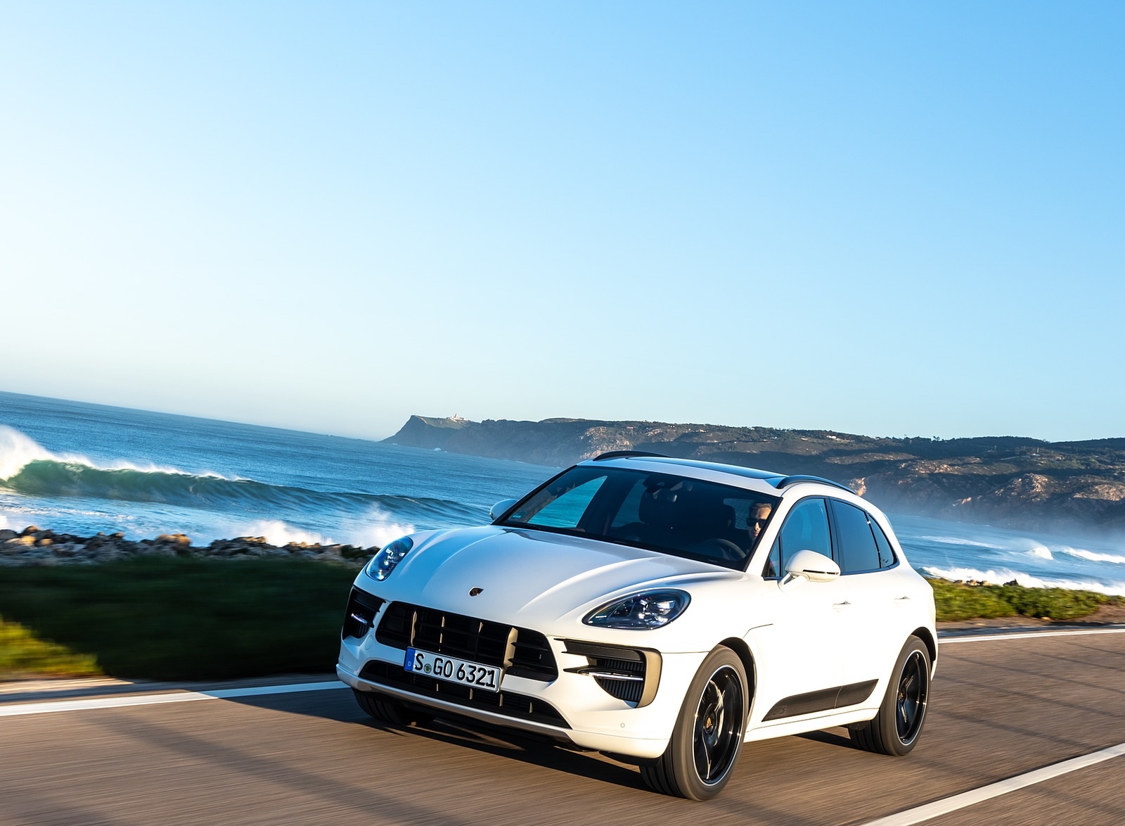 2020 Porsche Macan GTS (Color: Carrara White Metallic) Front Three-Quarter Wallpapers #160 of 249