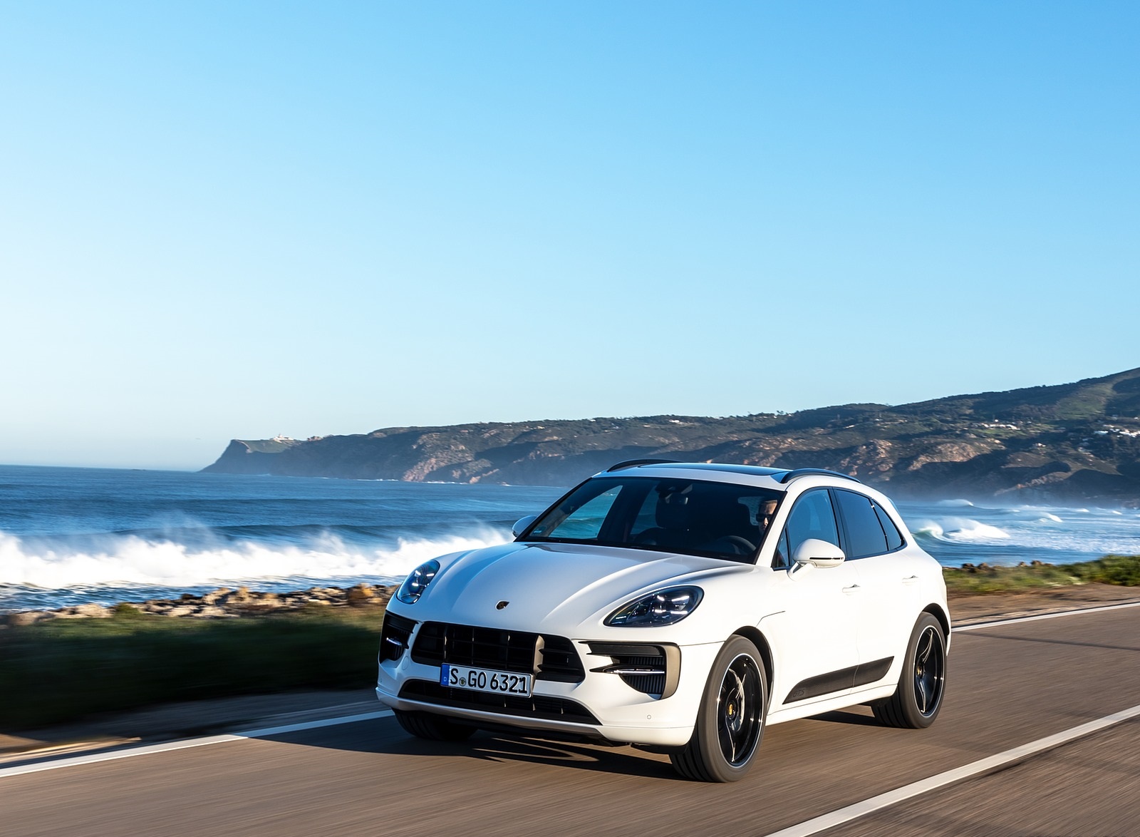 2020 Porsche Macan GTS (Color: Carrara White Metallic) Front Three-Quarter Wallpapers #162 of 249