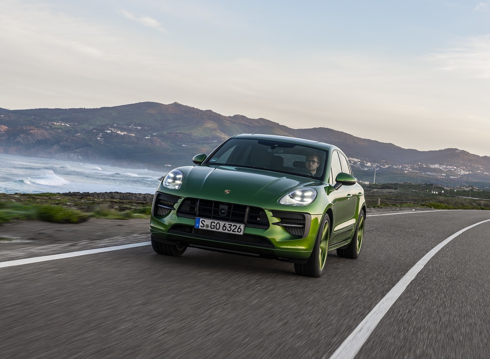 2020 Porsche Macan GTS (Color: Mamba Green Metallic) Front Wallpapers #124 of 249