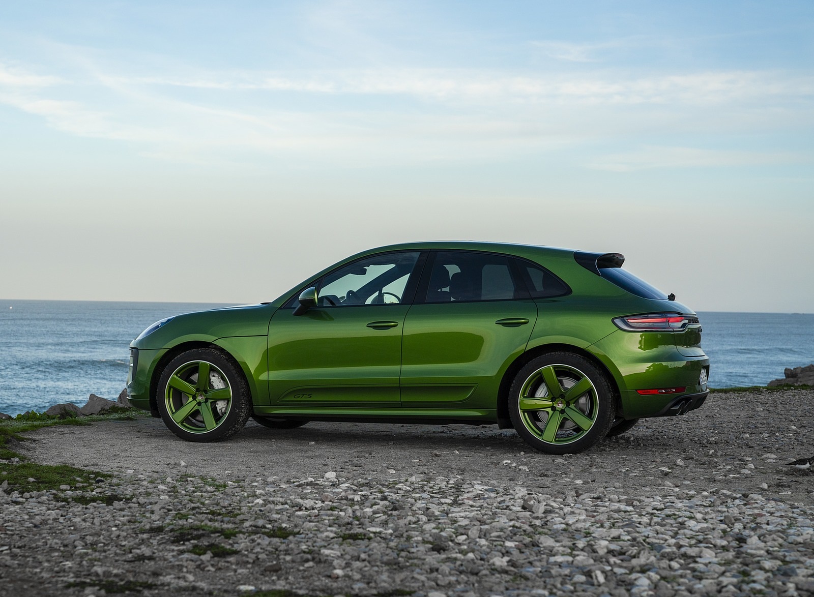 2020 Porsche Macan GTS (Color: Mamba Green Metallic) Side Wallpapers #144 of 249