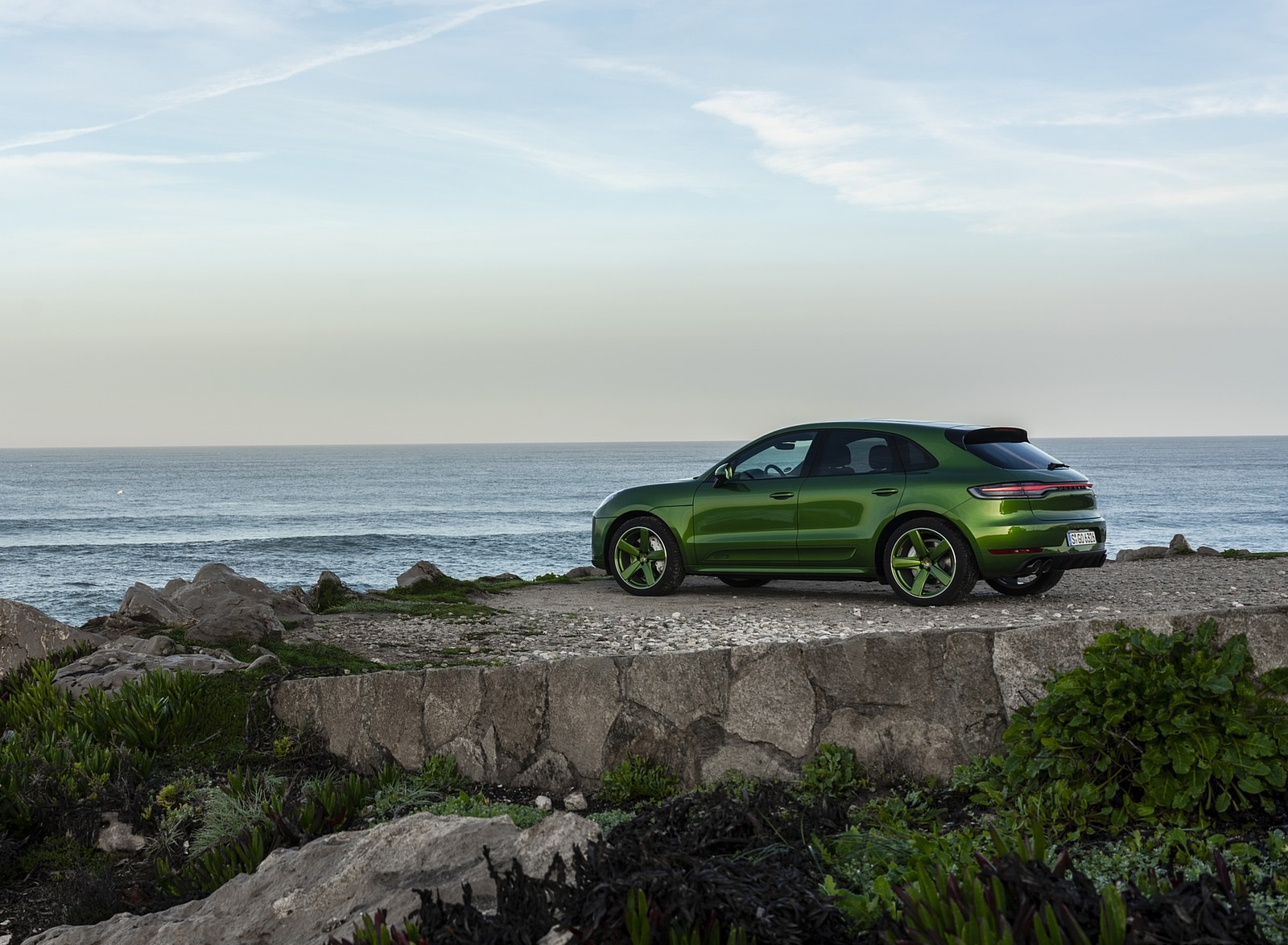 2020 Porsche Macan GTS (Color: Mamba Green Metallic) Side Wallpapers #147 of 249