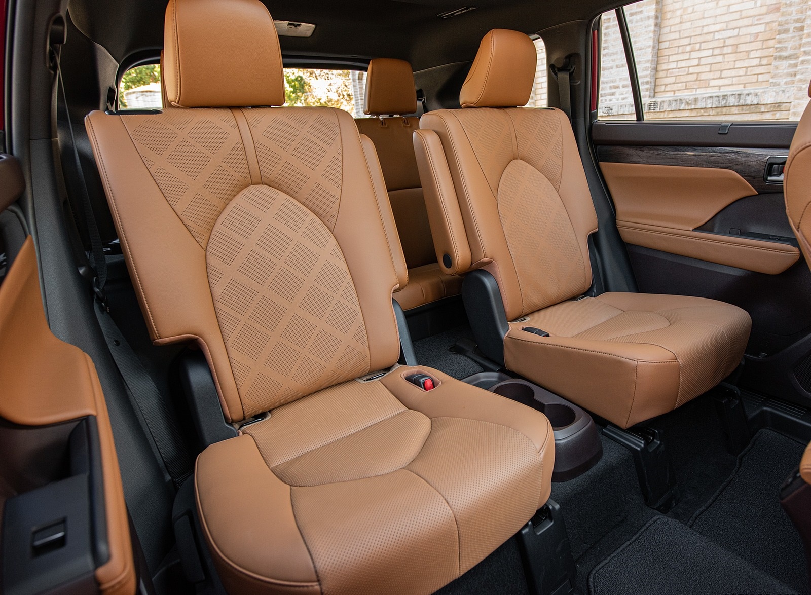 2020 Toyota Highlander Platinum Hybrid AWD (Color: Ruby Flare Pearl) Interior Rear Seats Wallpapers #38 of 42