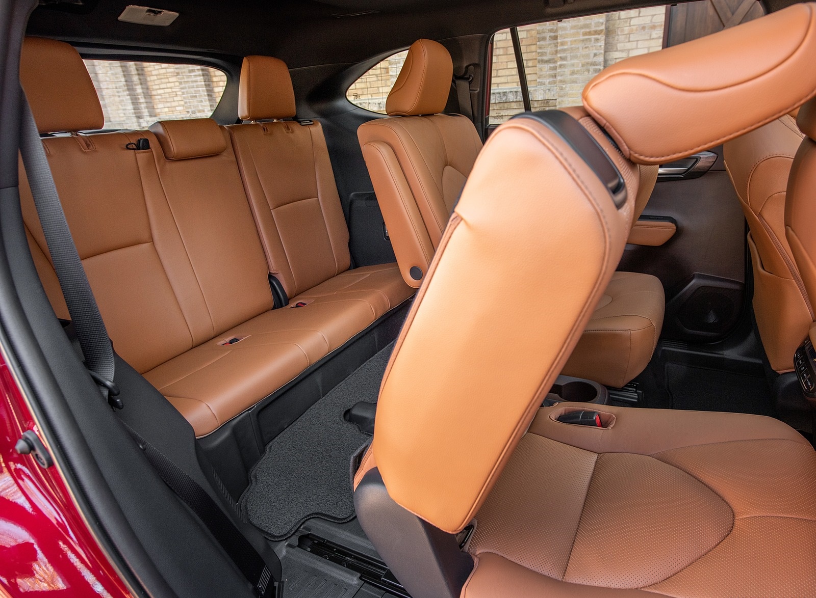 2020 Toyota Highlander Platinum Hybrid AWD (Color: Ruby Flare Pearl) Interior Rear Seats Wallpapers #39 of 42