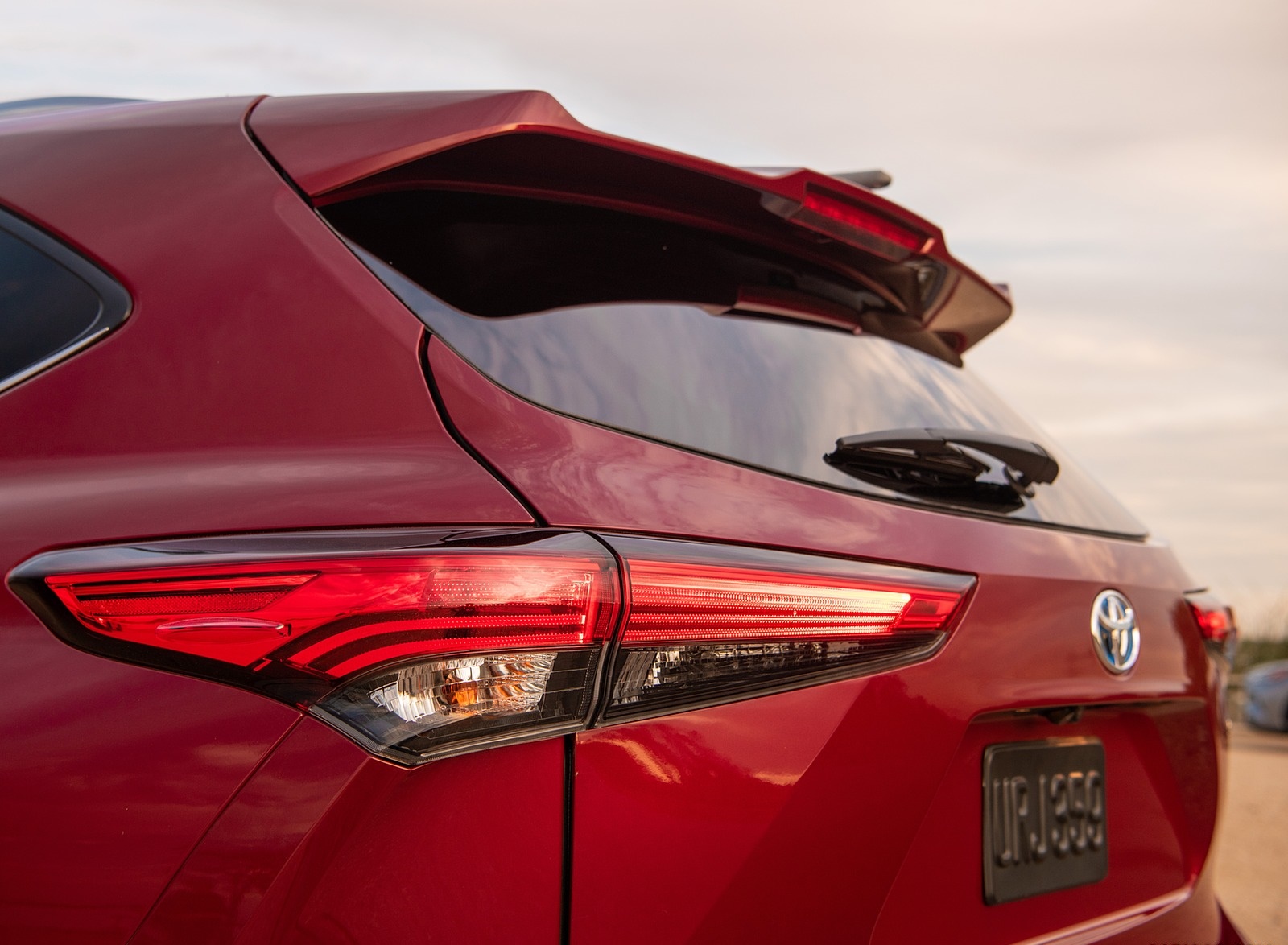2020 Toyota Highlander Platinum Hybrid AWD (Color: Ruby Flare Pearl) Tail Light Wallpapers #13 of 42