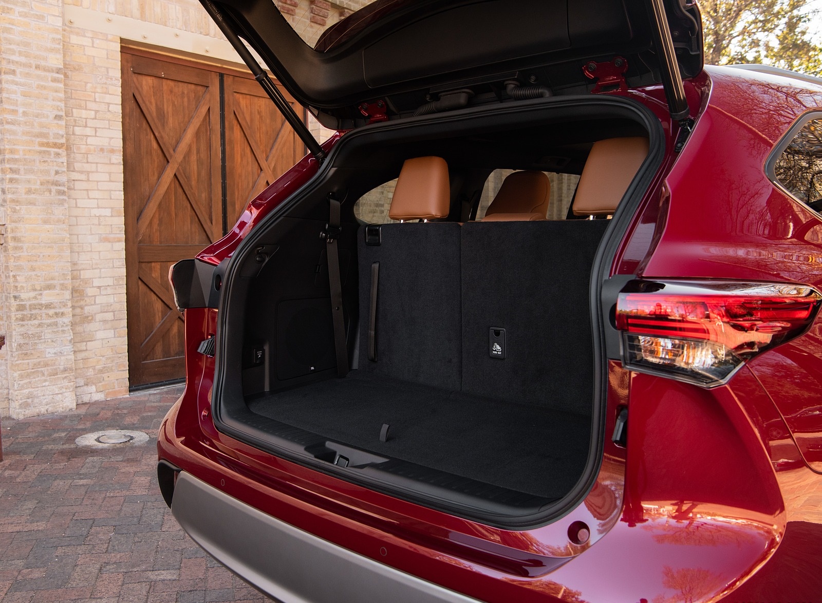 2020 Toyota Highlander Platinum Hybrid AWD (Color: Ruby Flare Pearl) Trunk Wallpapers #42 of 42