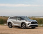 2020 Toyota Highlander XLE (Color: Silver Metallic) Front Three-Quarter Wallpapers 150x120