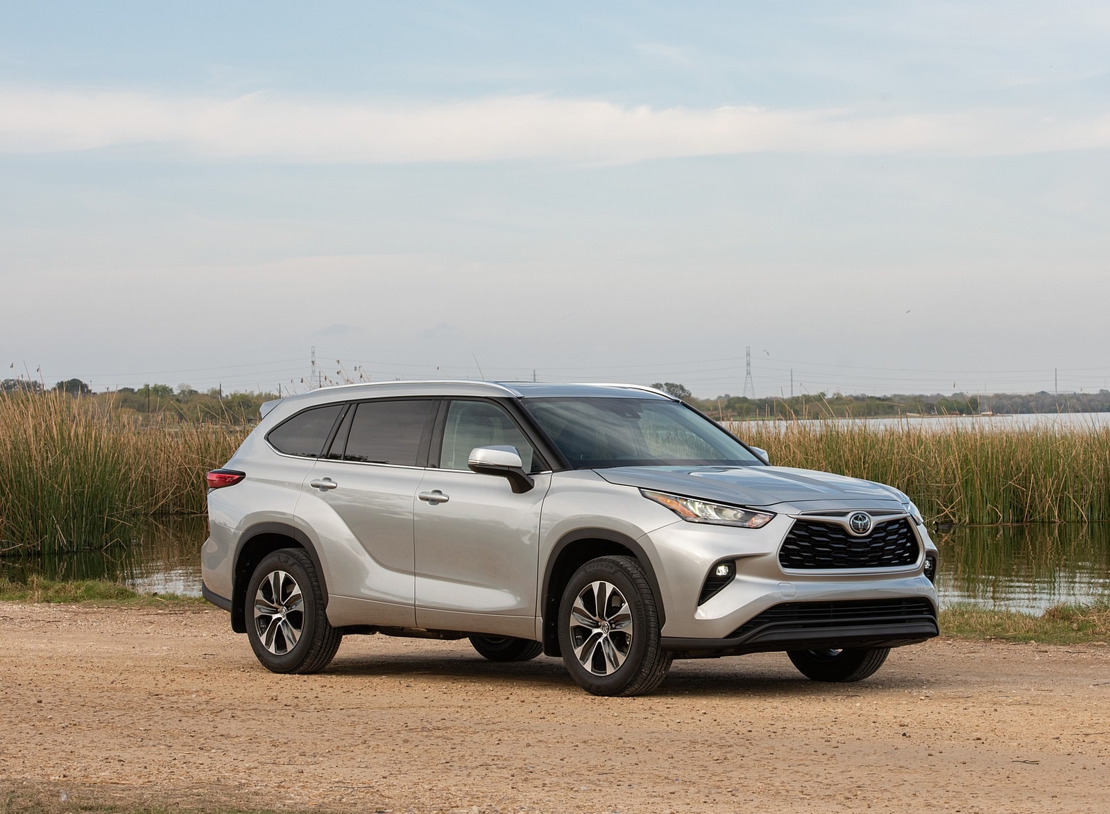 2020 Toyota Highlander XLE (Color: Silver Metallic) Front Three-Quarter Wallpapers (8)