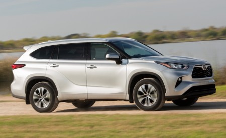 2020 Toyota Highlander XLE (Color: Silver Metallic) Front Three-Quarter Wallpapers 450x275 (2)