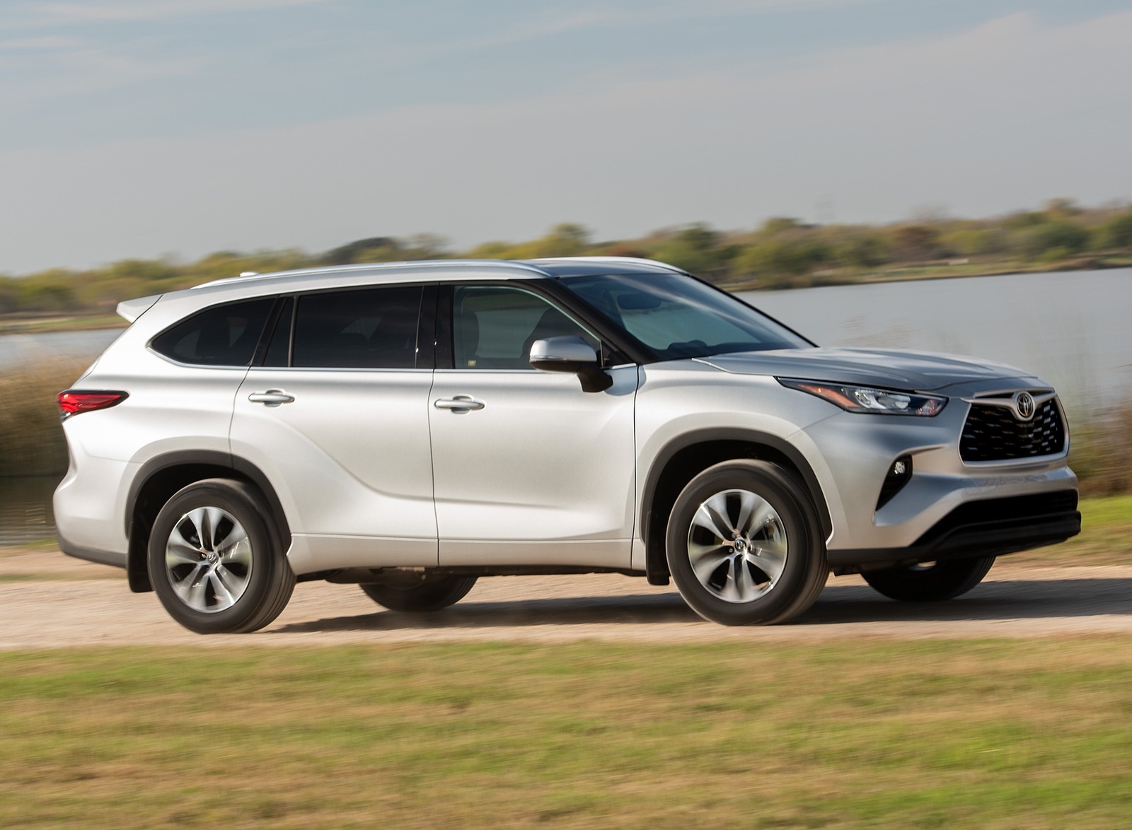 2020 Toyota Highlander XLE (Color: Silver Metallic) Front Three-Quarter Wallpapers #2 of 18