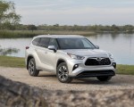 2020 Toyota Highlander XLE (Color: Silver Metallic) Front Three-Quarter Wallpapers 150x120 (9)