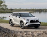 2020 Toyota Highlander XLE (Color: Silver Metallic) Front Three-Quarter Wallpapers 150x120