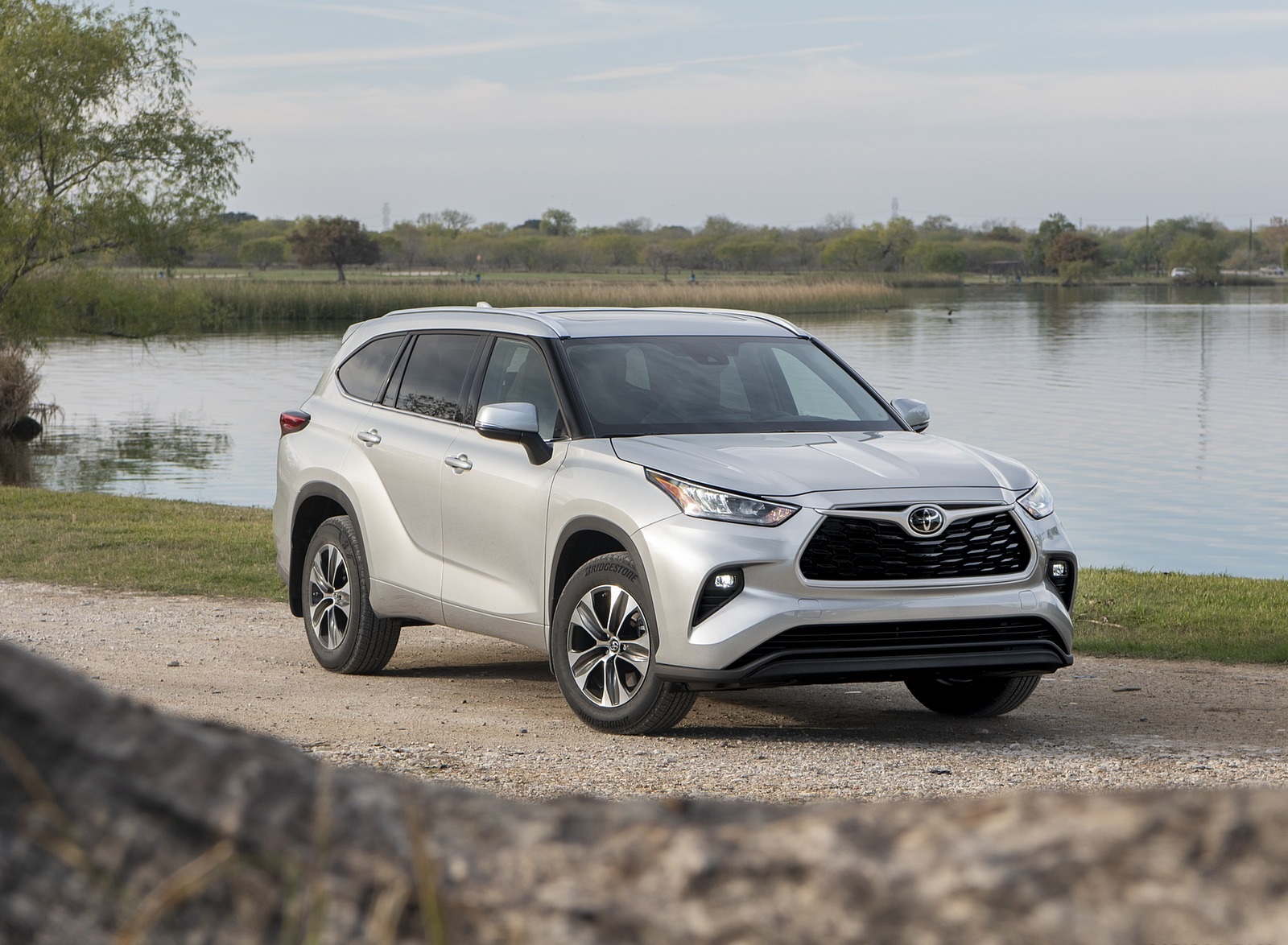 2020 Toyota Highlander XLE (Color: Silver Metallic) Front Three-Quarter Wallpapers #9 of 18