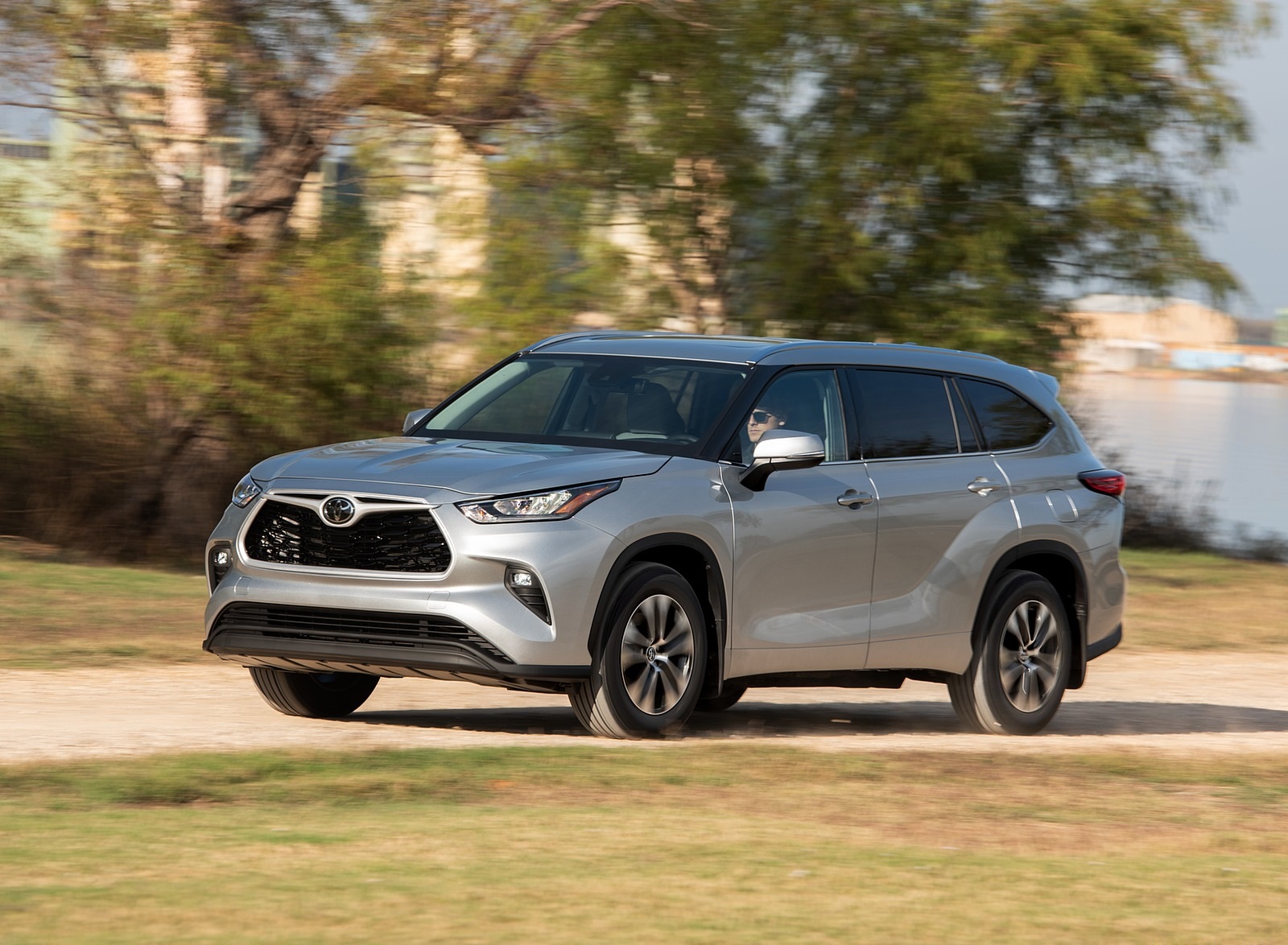 2020 Toyota Highlander XLE (Color: Silver Metallic) Front Three-Quarter Wallpapers #1 of 18