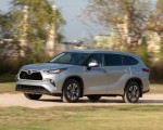 2020 Toyota Highlander XLE (Color: Silver Metallic) Front Three-Quarter Wallpapers 150x120 (3)