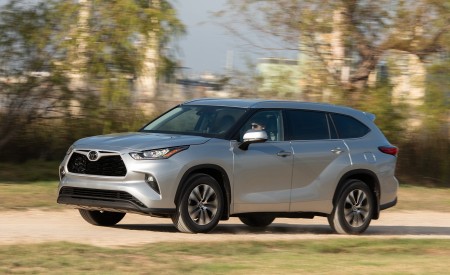 2020 Toyota Highlander XLE (Color: Silver Metallic) Front Three-Quarter Wallpapers 450x275 (3)