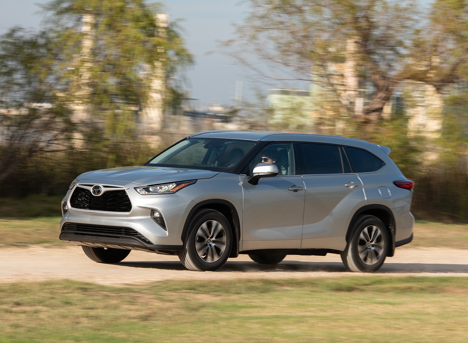 2020 Toyota Highlander XLE (Color: Silver Metallic) Front Three-Quarter Wallpapers (3)