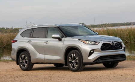 2020 Toyota Highlander XLE (Color: Silver Metallic) Front Three-Quarter Wallpapers 450x275 (11)