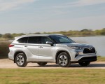 2020 Toyota Highlander XLE (Color: Silver Metallic) Front Three-Quarter Wallpapers 150x120