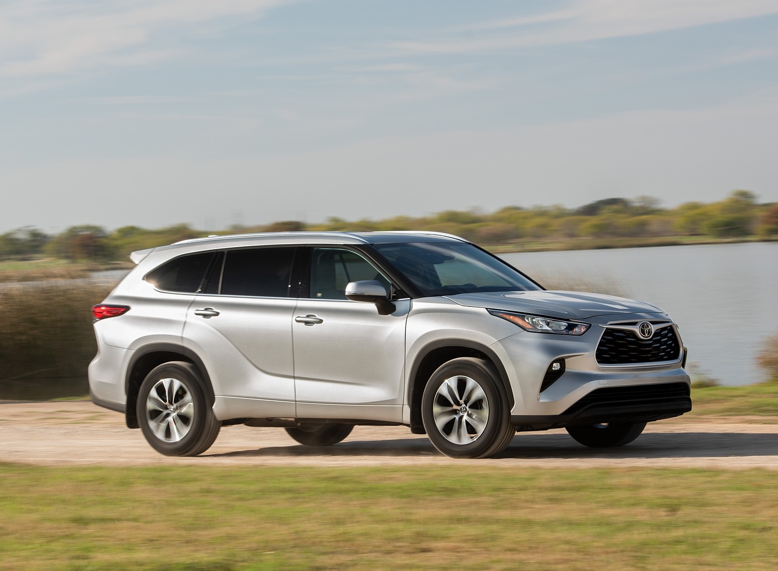 2020 Toyota Highlander XLE (Color: Silver Metallic) Front Three-Quarter Wallpapers #4 of 18