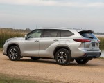 2020 Toyota Highlander XLE (Color: Silver Metallic) Rear Three-Quarter Wallpapers 150x120