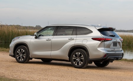 2020 Toyota Highlander XLE (Color: Silver Metallic) Rear Three-Quarter Wallpapers 450x275 (14)