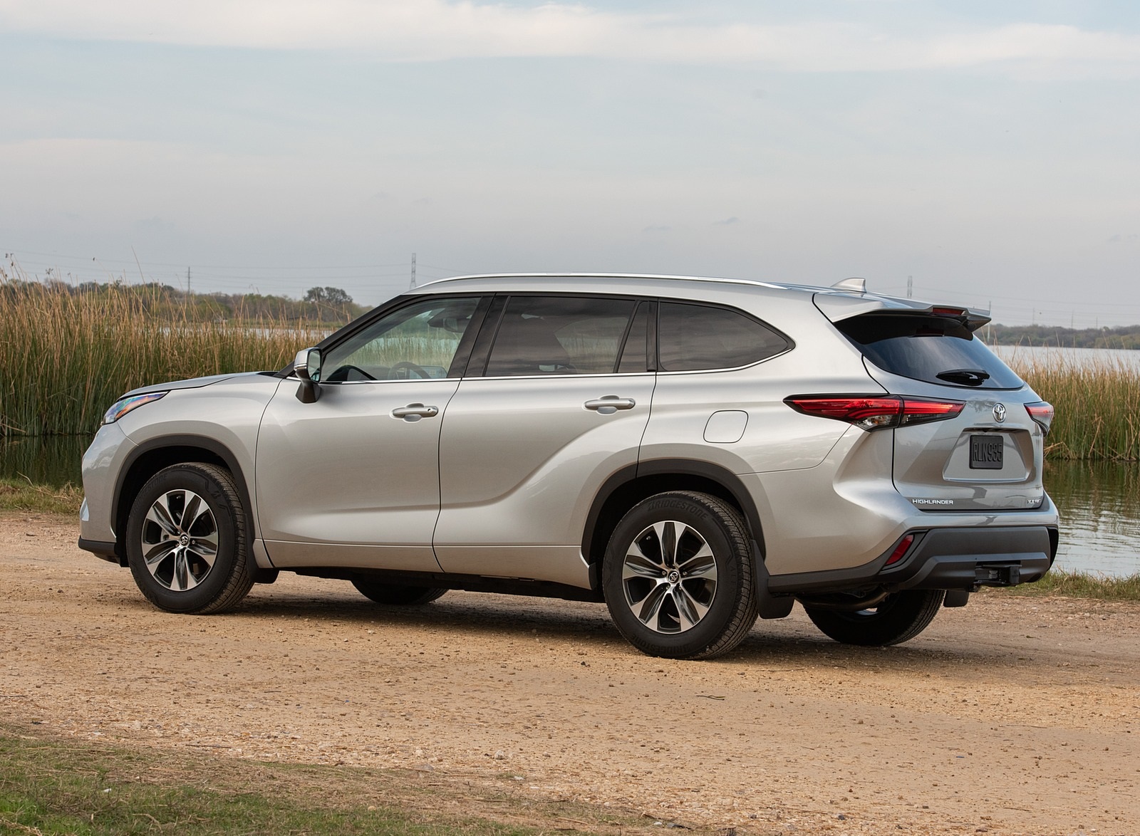 2020 Toyota Highlander XLE (Color: Silver Metallic) Rear Three-Quarter Wallpapers #14 of 18