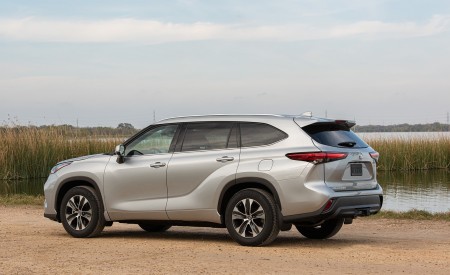 2020 Toyota Highlander XLE (Color: Silver Metallic) Rear Three-Quarter Wallpapers 450x275 (15)