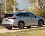 2020 Toyota Highlander XLE (Color: Silver Metallic) Rear Three-Quarter Wallpapers 150x120 (5)