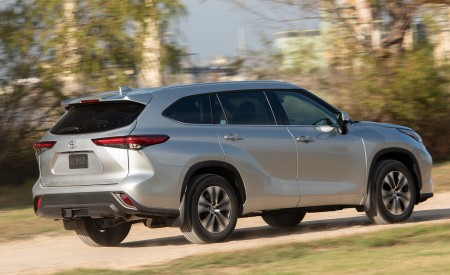 2020 Toyota Highlander XLE (Color: Silver Metallic) Rear Three-Quarter Wallpapers 450x275 (5)