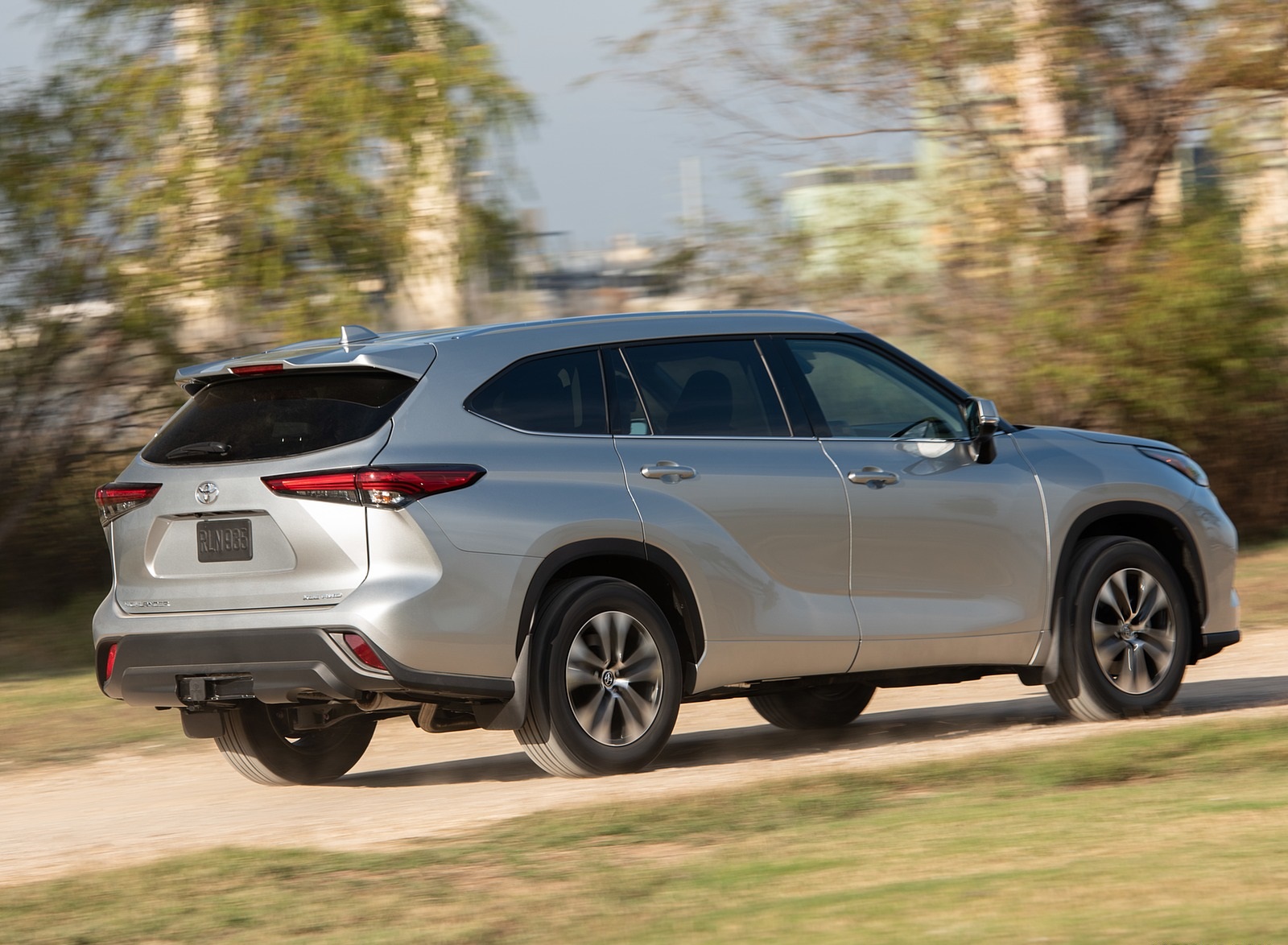 2020 Toyota Highlander XLE (Color: Silver Metallic) Rear Three-Quarter Wallpapers (5)