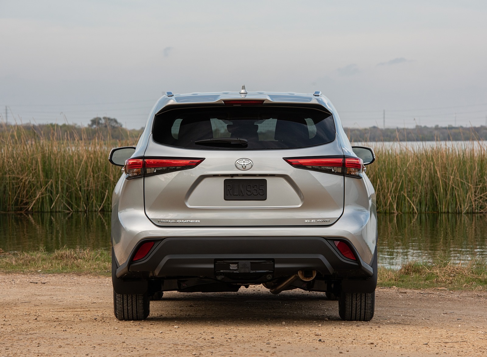 2020 Toyota Highlander XLE (Color: Silver Metallic) Rear Wallpapers #16 of 18