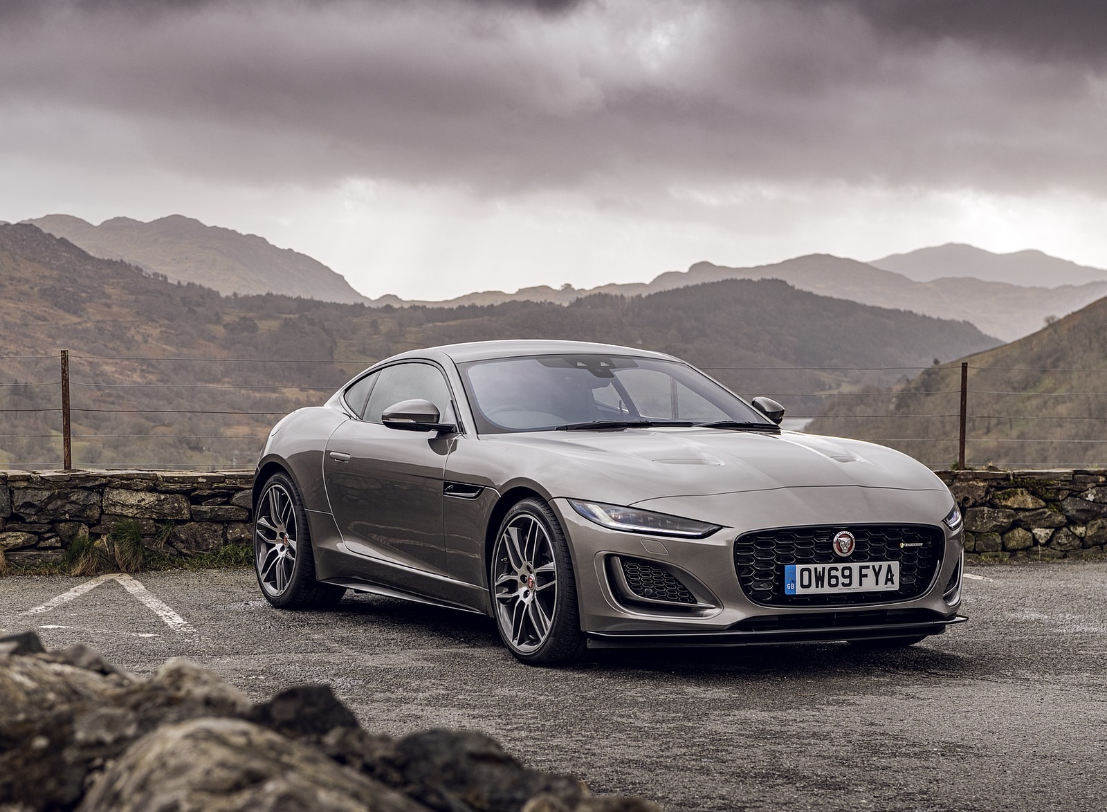 2021 Jaguar F-TYPE Coupe R-Dynamic P450 AWD (Color: Eiger Grey) Front Three-Quarter Wallpapers #51 of 143
