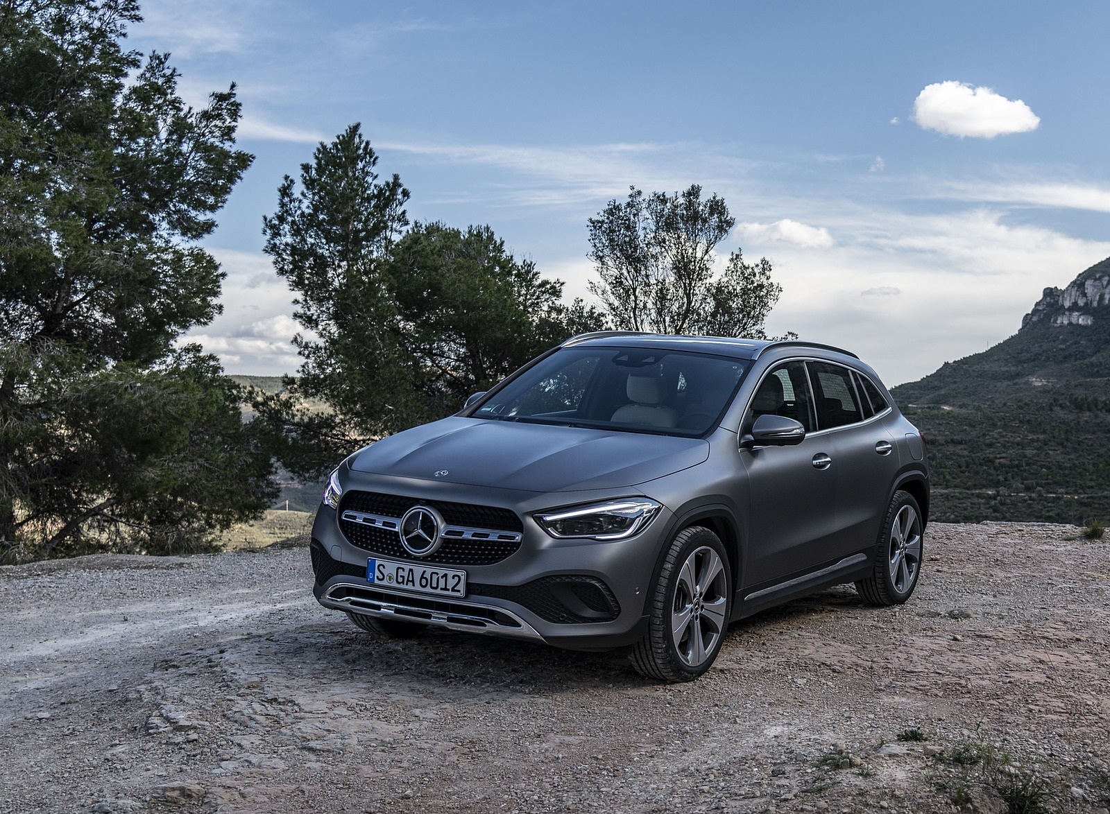 2021 Mercedes-Benz GLA 220d (Color: Mountain Grey Magno) Front Three-Quarter Wallpapers #31 of 115