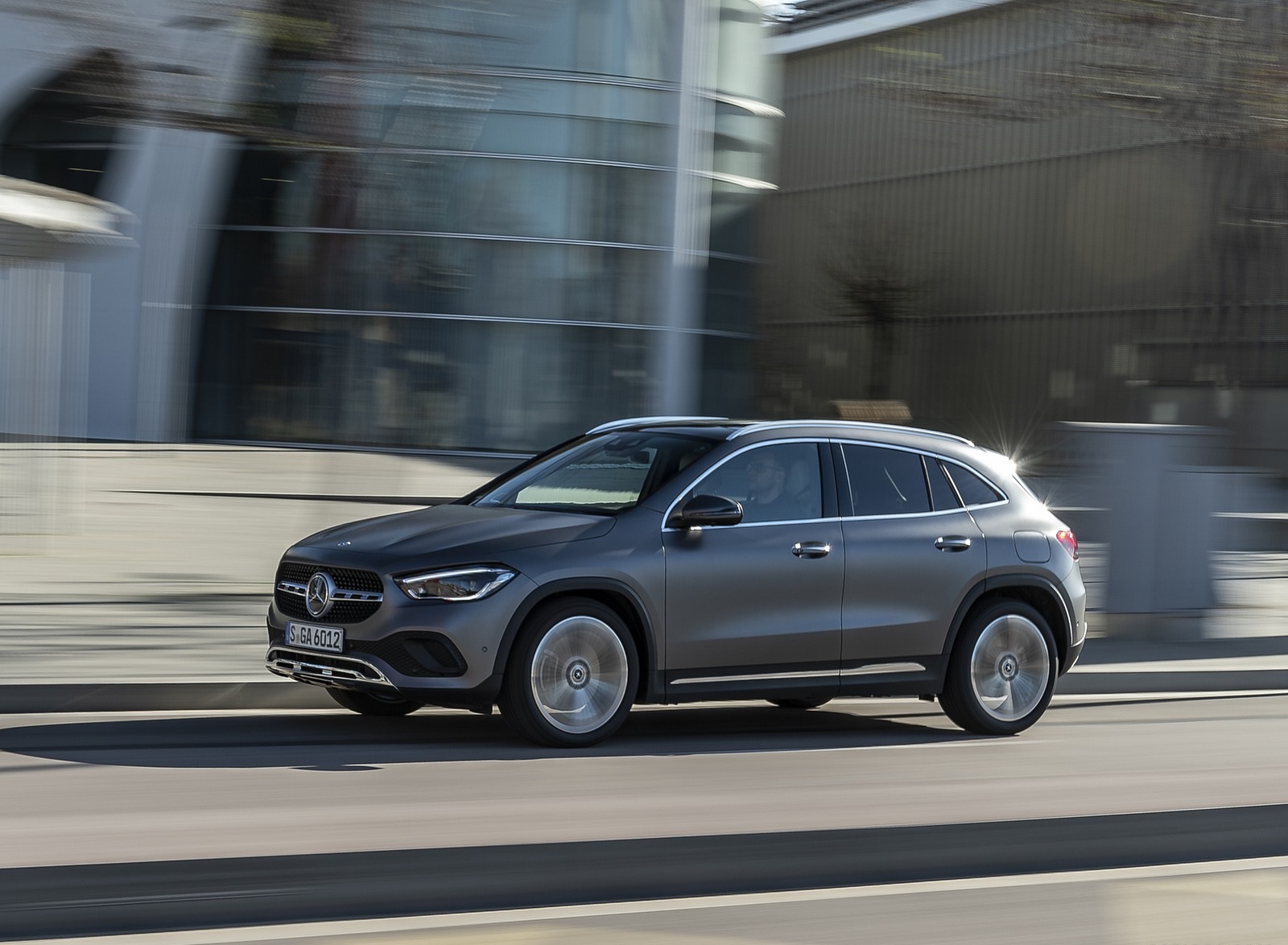2021 Mercedes-Benz GLA 220d (Color: Mountain Grey Magno) Front Three-Quarter Wallpapers #27 of 115