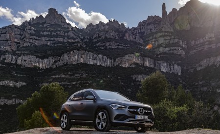 2021 Mercedes-Benz GLA 220d (Color: Mountain Grey Magno) Front Three-Quarter Wallpapers 450x275 (32)
