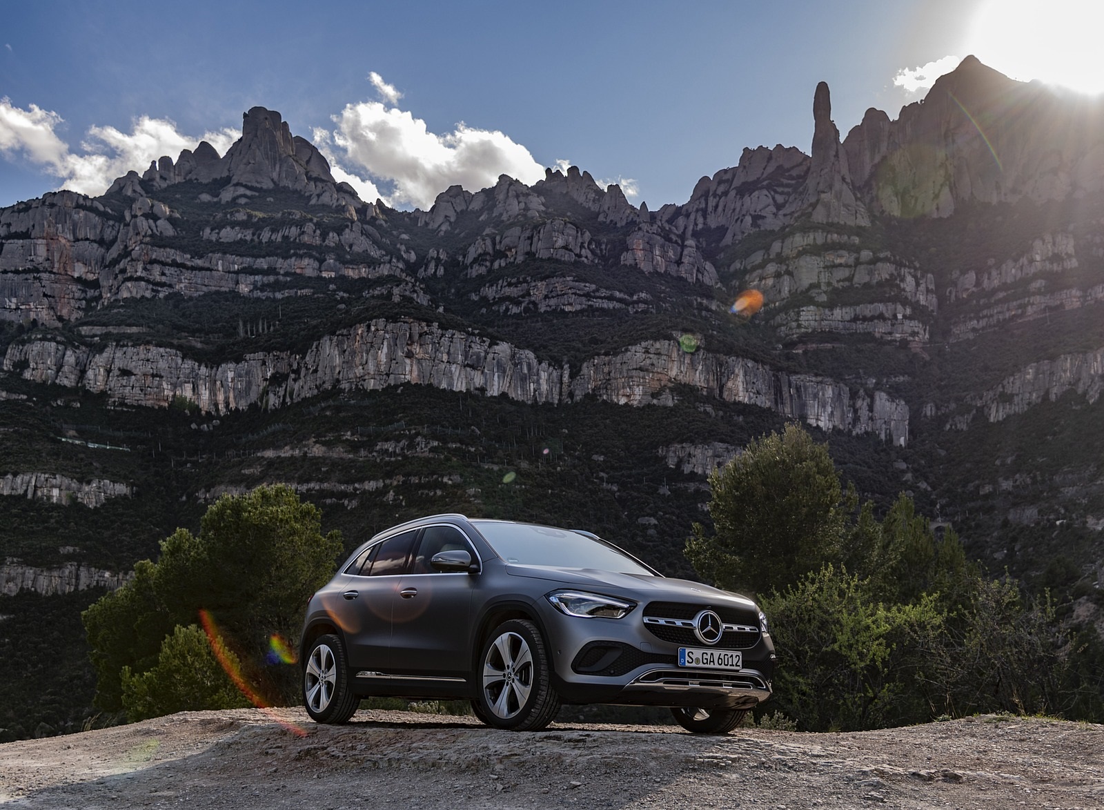 2021 Mercedes-Benz GLA 220d (Color: Mountain Grey Magno) Front Three-Quarter Wallpapers #32 of 115