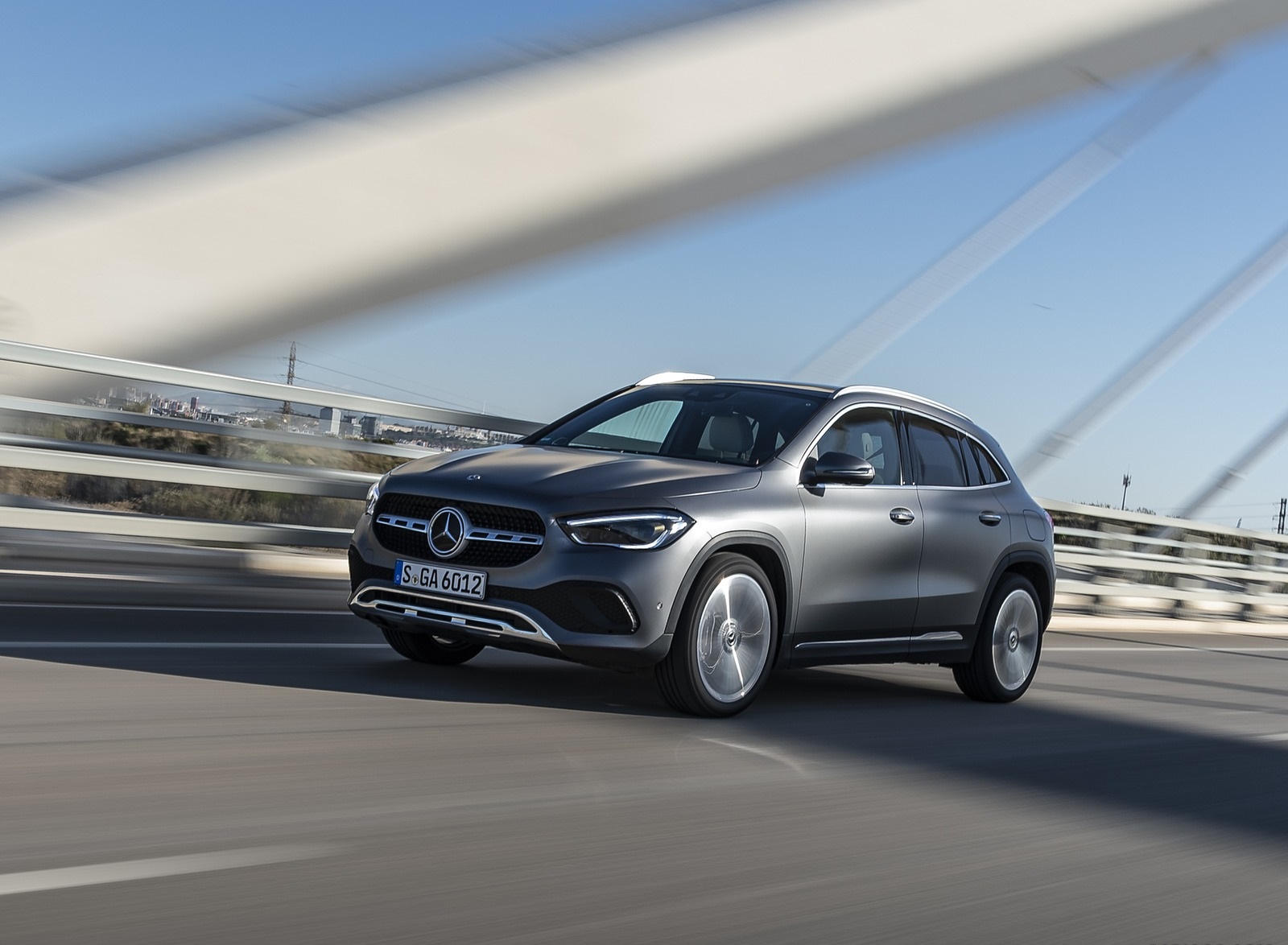 2021 Mercedes-Benz GLA 220d (Color: Mountain Grey Magno) Front Three-Quarter Wallpapers #28 of 115