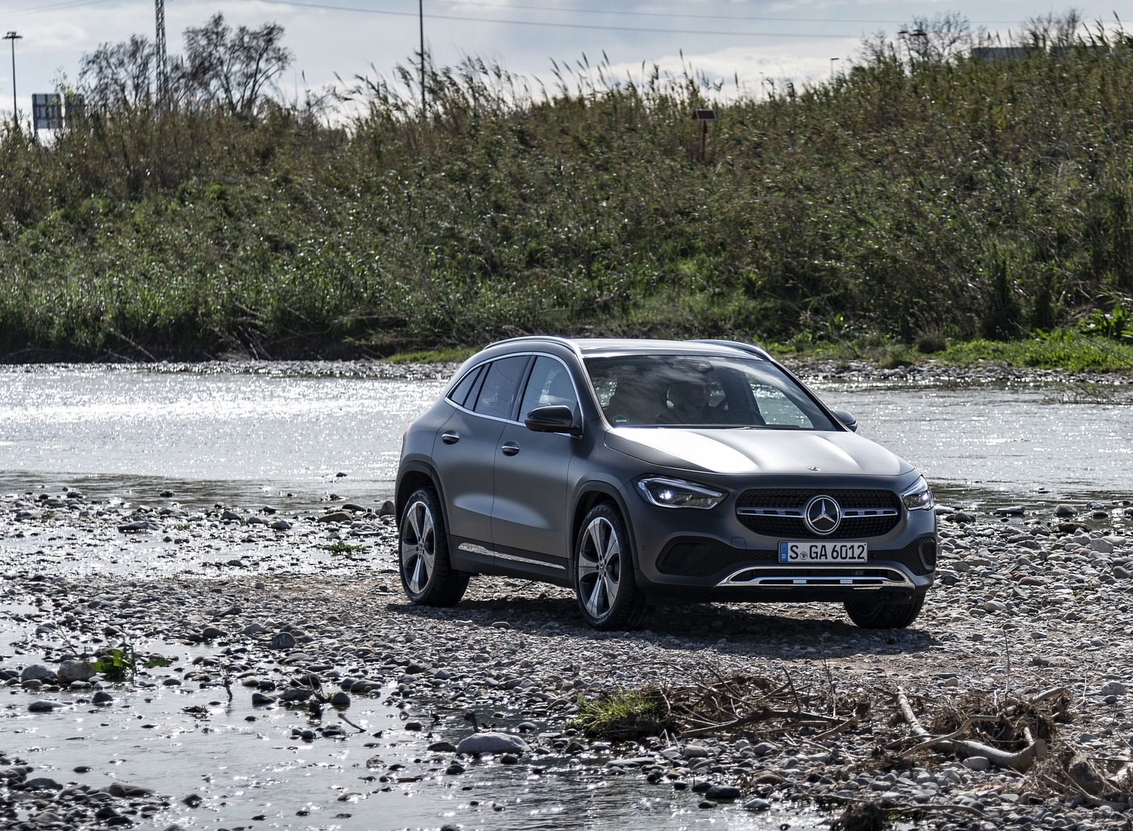 2021 Mercedes-Benz GLA 220d (Color: Mountain Grey Magno) Front Three-Quarter Wallpapers #33 of 115