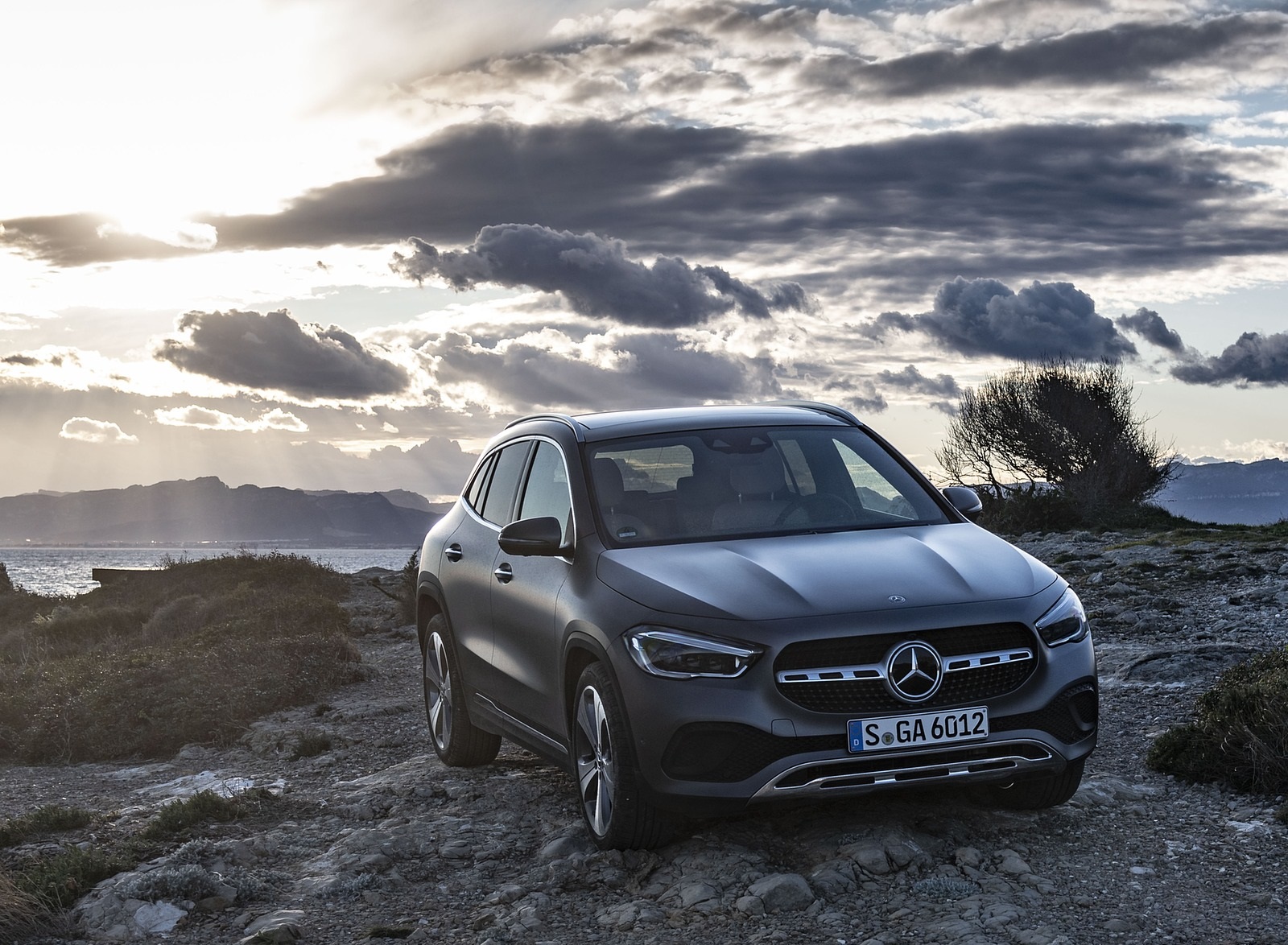 2021 Mercedes-Benz GLA 220d (Color: Mountain Grey Magno) Front Three-Quarter Wallpapers #34 of 115